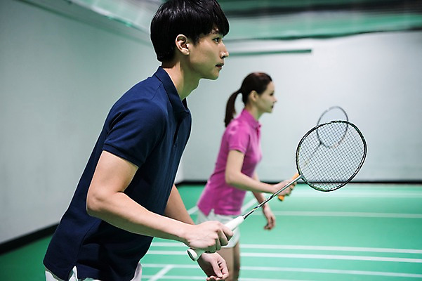 포토 JPG 응시 여자 남자 스포츠 실내 들기 상반신 성인 두명 옆모습 30대 한국인 배드민턴라켓 배드민턴 준비자세 배드민턴장 성인만 국내포토 시선 뷰포인트 포즈 모션 사람 동양인 내부 장년 구기 라켓 준비 파일형식