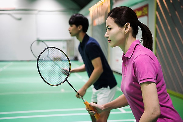 포토 JPG 응시 여자 남자 스포츠 실내 들기 상반신 성인 두명 옆모습 30대 한국인 배드민턴라켓 배드민턴 준비자세 배드민턴장 성인만 국내포토 시선 뷰포인트 포즈 모션 사람 동양인 내부 장년 구기 라켓 준비 파일형식
