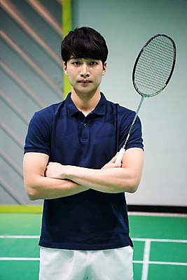 포토 JPG 남자 스포츠 실내 한명 서기 들기 상반신 성인 앞모습 30대 팔짱 한국인 배드민턴라켓 배드민턴 배드민턴장 성인남자한명만 국내포토 1 뷰포인트 모션 사람 동양인 내부 장년 구기 라켓 남자한명만 성인남자만 파일형식