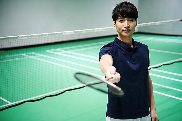 포토 JPG 응시 남자 스포츠 실내 한명 서기 들기 상반신 성인 앞모습 30대 한국인 배드민턴라켓 네트 배드민턴 배드민턴장 성인남자한명만 국내포토 1 시선 뷰포인트 모션 사람 동양인 내부 장년 구기 라켓 남자한명만 성인남자만 파일형식