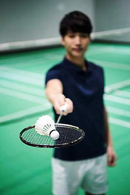 포토 JPG 남자 스포츠 실내 한명 서기 들기 상반신 성인 앞모습 아웃포커스 30대 한국인 배드민턴라켓 셔틀콕 배드민턴 배드민턴장 성인남자한명만 국내포토 1 스포츠용품 뷰포인트 모션 촬영기법 사람 동양인 내부 장년 구기 라켓 남자한명만 성인남자만 파일형식