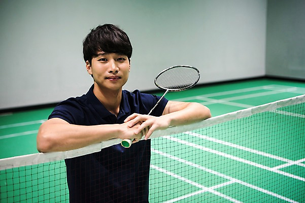 포토 JPG 남자 스포츠 실내 한명 서기 들기 상반신 성인 앞모습 30대 기댐 한국인 배드민턴라켓 네트 배드민턴 배드민턴장 성인남자한명만 국내포토 1 뷰포인트 모션 사람 동양인 내부 장년 구기 라켓 남자한명만 성인남자만 파일형식