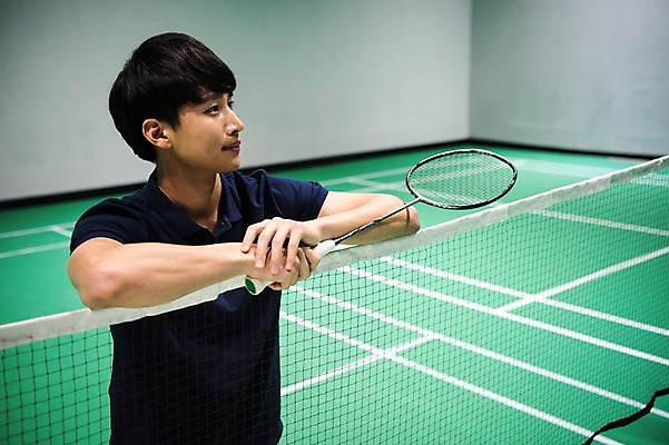 포토 JPG 응시 남자 스포츠 실내 한명 서기 상반신 성인 옆모습 30대 한국인 배드민턴라켓 네트 배드민턴 배드민턴장 성인남자한명만 국내포토 1 시선 뷰포인트 모션 사람 동양인 내부 장년 구기 라켓 남자한명만 성인남자만 파일형식