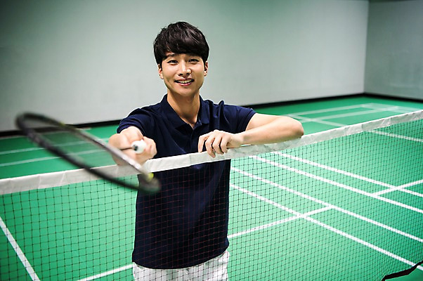 포토 JPG 남자 스포츠 실내 한명 서기 미소 들기 상반신 성인 앞모습 아웃포커스 30대 한국인 배드민턴라켓 네트 배드민턴 배드민턴장 성인남자한명만 국내포토 1 뷰포인트 모션 촬영기법 표정 사람 동양인 내부 장년 구기 라켓 남자한명만 성인남자만 파일형식