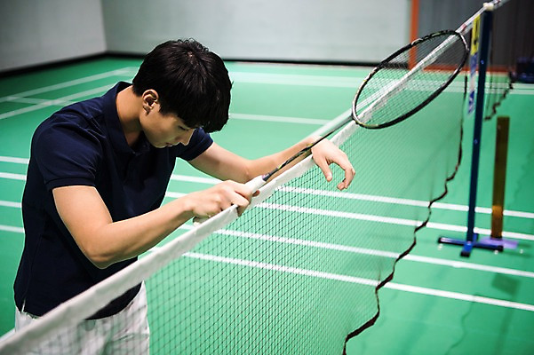포토 JPG 남자 스포츠 실내 고개숙이기 한명 서기 상반신 성인 옆모습 30대 한국인 배드민턴라켓 배드민턴 배드민턴장 성인남자한명만 국내포토 1 뷰포인트 모션 숙이기 사람 동양인 내부 장년 구기 라켓 남자한명만 성인남자만 파일형식