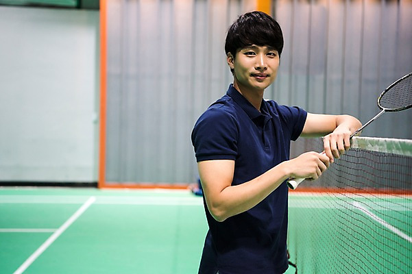 포토 JPG 남자 스포츠 실내 한명 서기 미소 들기 상반신 성인 옆모습 30대 한국인 배드민턴라켓 배드민턴 배드민턴장 성인남자한명만 국내포토 1 뷰포인트 모션 표정 사람 동양인 내부 장년 구기 라켓 남자한명만 성인남자만 파일형식