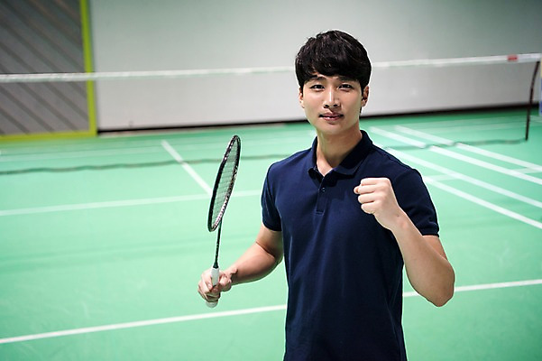 포토 JPG 남자 스포츠 실내 한명 서기 미소 들기 상반신 성인 앞모습 30대 주먹 한국인 배드민턴라켓 배드민턴 배드민턴장 성인남자한명만 국내포토 1 뷰포인트 모션 표정 사람 동양인 내부 장년 구기 라켓 남자한명만 성인남자만 파일형식