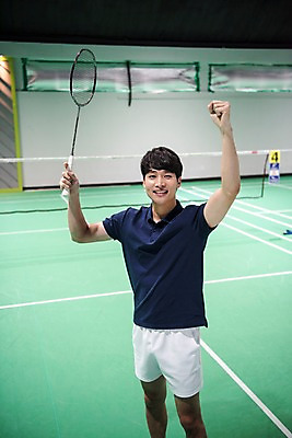 포토 JPG 남자 스포츠 실내 한명 서기 들기 상반신 성인 앞모습 30대 손들기 주먹 기쁨 한국인 우승 배드민턴라켓 배드민턴 배드민턴장 성인남자한명만 국내포토 1 감정 뷰포인트 모션 사람 동양인 내부 장년 구기 라켓 최고 남자한명만 성인남자만 파일형식