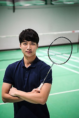 포토 JPG 응시 남자 스포츠 실내 한명 서기 들기 상반신 성인 앞모습 30대 팔짱 한국인 배드민턴라켓 배드민턴 배드민턴장 성인남자한명만 국내포토 1 시선 뷰포인트 모션 사람 동양인 내부 장년 구기 라켓 남자한명만 성인남자만 파일형식