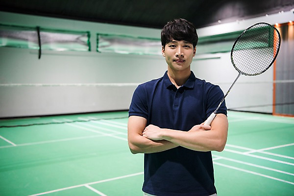 포토 JPG 남자 스포츠 실내 한명 서기 들기 상반신 성인 앞모습 30대 팔짱 한국인 배드민턴라켓 배드민턴 배드민턴장 성인남자한명만 국내포토 1 뷰포인트 모션 사람 동양인 내부 장년 구기 라켓 남자한명만 성인남자만 파일형식