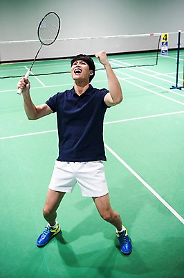 포토 JPG 전신 남자 스포츠 실내 한명 서기 성인 앞모습 30대 기쁨 한국인 우승 배드민턴라켓 배드민턴 배드민턴장 성인남자한명만 국내포토 1 감정 뷰포인트 모션 사람 동양인 내부 장년 구기 라켓 최고 남자한명만 성인남자만 파일형식