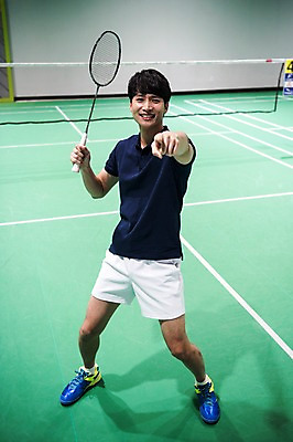 포토 JPG 전신 남자 스포츠 손가락 실내 한명 서기 미소 성인 앞모습 30대 기쁨 한국인 가리킴 배드민턴라켓 배드민턴 배드민턴장 성인남자한명만 국내포토 1 손 감정 뷰포인트 모션 표정 사람 동양인 손짓 내부 장년 구기 라켓 남자한명만 성인남자만 파일형식