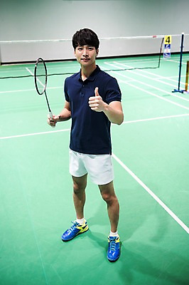 포토 JPG 전신 남자 스포츠 실내 한명 서기 성인 앞모습 30대 한국인 최고 배드민턴라켓 배드민턴 배드민턴장 성인남자한명만 국내포토 1 뷰포인트 모션 사람 동양인 내부 장년 구기 라켓 남자한명만 성인남자만 파일형식