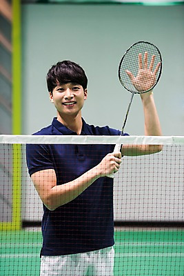 포토 JPG 남자 스포츠 실내 한명 서기 미소 들기 상반신 성인 앞모습 30대 손들기 한국인 배드민턴라켓 배드민턴 배드민턴장 성인남자한명만 국내포토 1 뷰포인트 모션 표정 사람 동양인 내부 장년 구기 라켓 남자한명만 성인남자만 파일형식