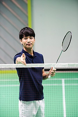 포토 JPG 남자 스포츠 악수 실내 한명 서기 들기 상반신 성인 앞모습 30대 한국인 배드민턴라켓 배드민턴 배드민턴장 성인남자한명만 국내포토 1 뷰포인트 모션 사람 동양인 손짓 내부 장년 구기 라켓 남자한명만 성인남자만 파일형식