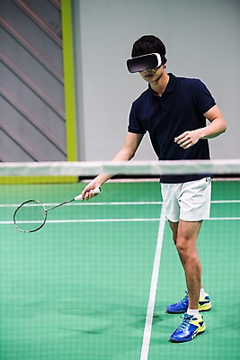 포토 JPG 전신 남자 스포츠 실내 한명 서기 성인 앞모습 30대 한국인 배드민턴라켓 배드민턴 배드민턴장 가상현실 성인남자한명만 오큘러스 VR기기 국내포토 1 뷰포인트 모션 사람 동양인 내부 장년 구기 기계 라켓 남자한명만 성인남자만 파일형식