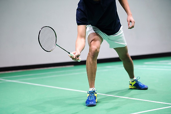 포토 JPG 남자 스포츠 실내 한명 서기 성인 앞모습 30대 한국인 하반신 배드민턴라켓 배드민턴 배드민턴장 성인남자한명만 국내포토 1 뷰포인트 모션 사람 동양인 내부 장년 구기 라켓 남자한명만 성인남자만 파일형식