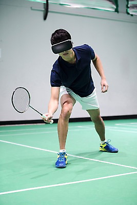 포토 JPG 전신 남자 스포츠 실내 한명 서기 성인 앞모습 30대 한국인 배드민턴라켓 배드민턴 배드민턴장 가상현실 성인남자한명만 오큘러스 VR기기 국내포토 1 뷰포인트 모션 사람 동양인 내부 장년 구기 기계 라켓 남자한명만 성인남자만 파일형식