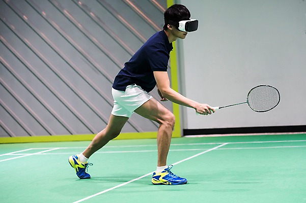 포토 JPG 전신 남자 스포츠 실내 한명 서기 성인 옆모습 30대 한국인 배드민턴라켓 배드민턴 배드민턴장 치기 가상현실 성인남자한명만 오큘러스 VR기기 국내포토 1 뷰포인트 모션 사람 동양인 내부 장년 구기 기계 라켓 남자한명만 성인남자만 파일형식