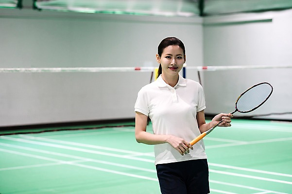 포토 JPG 여자 스포츠 실내 한명 서기 미소 상반신 성인 앞모습 30대 한국인 잡기 배드민턴라켓 배드민턴 배드민턴장 성인여자한명만 국내포토 1 뷰포인트 모션 표정 사람 동양인 내부 장년 구기 라켓 여자한명만 성인여자만 파일형식