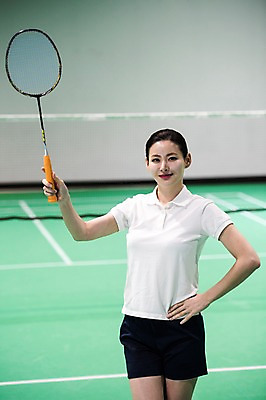 포토 JPG 여자 스포츠 허리손 실내 한명 서기 미소 상반신 성인 앞모습 30대 한국인 배드민턴라켓 배드민턴 배드민턴장 성인여자한명만 국내포토 1 뷰포인트 포즈 모션 표정 사람 동양인 내부 장년 구기 라켓 여자한명만 성인여자만 파일형식