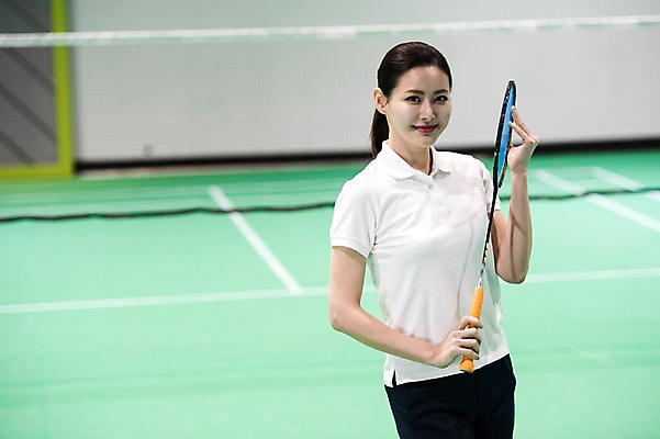 포토 JPG 여자 스포츠 실내 한명 서기 미소 상반신 성인 앞모습 30대 한국인 잡기 배드민턴라켓 배드민턴 배드민턴장 성인여자한명만 국내포토 1 뷰포인트 모션 표정 사람 동양인 내부 장년 구기 라켓 여자한명만 성인여자만 파일형식