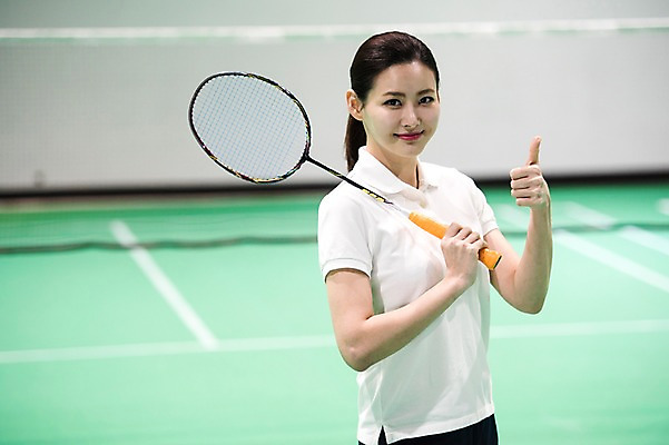 포토 JPG 여자 스포츠 실내 한명 서기 미소 상반신 성인 앞모습 30대 한국인 최고 배드민턴라켓 배드민턴 배드민턴장 성인여자한명만 국내포토 1 뷰포인트 모션 표정 사람 동양인 내부 장년 구기 라켓 여자한명만 성인여자만 파일형식