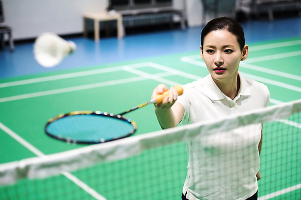 포토 JPG 여자 스포츠 실내 한명 서기 상반신 성인 앞모습 아웃포커스 30대 한국인 배드민턴라켓 셔틀콕 배드민턴 배드민턴장 성인여자한명만 국내포토 1 스포츠용품 뷰포인트 모션 촬영기법 사람 동양인 내부 장년 구기 라켓 여자한명만 성인여자만 파일형식