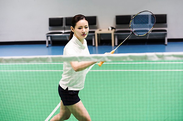 포토 JPG 응시 여자 스포츠 실내 한명 상반신 성인 옆모습 30대 한국인 배드민턴라켓 배드민턴 배드민턴장 치기 성인여자한명만 국내포토 1 시선 뷰포인트 모션 사람 동양인 내부 장년 구기 라켓 여자한명만 성인여자만 파일형식