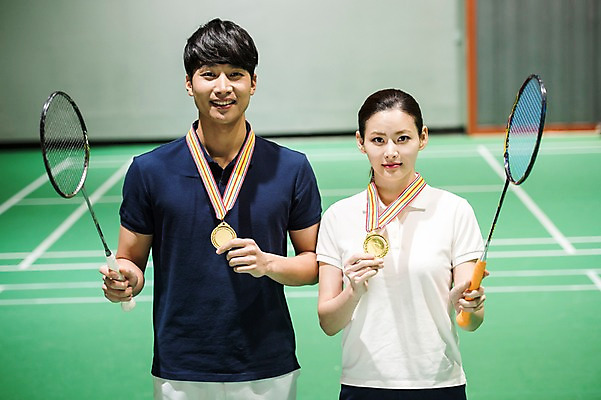 포토 JPG 여자 남자 스포츠 실내 서기 상반신 성인 두명 앞모습 30대 한국인 우승 배드민턴라켓 배드민턴 금메달 배드민턴장 성인만 국내포토 뷰포인트 모션 사람 동양인 내부 장년 구기 라켓 최고 메달 파일형식