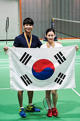 포토 JPG 전신 여자 남자 스포츠 실내 서기 들기 성인 두명 앞모습 30대 한국인 우승 배드민턴라켓 태극기 메달 배드민턴 배드민턴장 성인만 국내포토 뷰포인트 모션 사람 동양인 내부 장년 구기 라켓 최고 국기 상_상패 파일형식