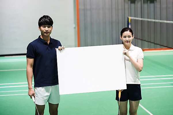 포토 JPG 배너 여자 남자 스포츠 사각프레임 광고판 알림판 실내 서기 미소 들기 상반신 성인 두명 앞모습 30대 한국인 잡기 배드민턴라켓 배드민턴 배드민턴장 성인만 국내포토 뷰포인트 모션 프레임 표정 사람 동양인 내부 장년 구기 사각형 라켓 판 파일형식