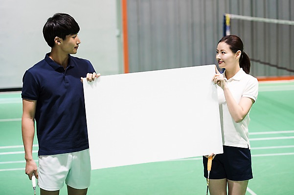 포토 JPG 배너 여자 남자 스포츠 사각프레임 광고판 알림판 실내 들기 상반신 성인 두명 앞모습 30대 마주보기 한국인 잡기 배드민턴라켓 배드민턴 배드민턴장 성인만 국내포토 뷰포인트 모션 프레임 사람 동양인 내부 장년 구기 사각형 라켓 판 파일형식