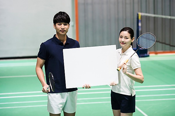 포토 JPG 배너 여자 남자 스포츠 사각프레임 광고판 알림판 실내 서기 들기 상반신 성인 두명 앞모습 30대 한국인 잡기 배드민턴라켓 배드민턴 배드민턴장 성인만 국내포토 뷰포인트 모션 프레임 사람 동양인 내부 장년 구기 사각형 라켓 판 파일형식