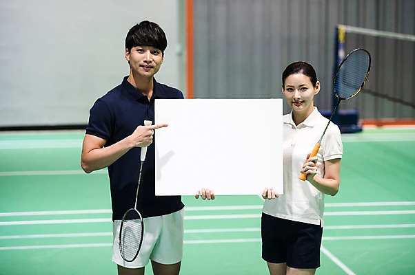 포토 JPG 배너 여자 남자 스포츠 사각프레임 광고판 알림판 실내 서기 들기 상반신 성인 두명 앞모습 30대 한국인 가리킴 잡기 배드민턴라켓 배드민턴 배드민턴장 성인만 국내포토 뷰포인트 모션 프레임 사람 동양인 손짓 내부 장년 구기 사각형 라켓 판 파일형식