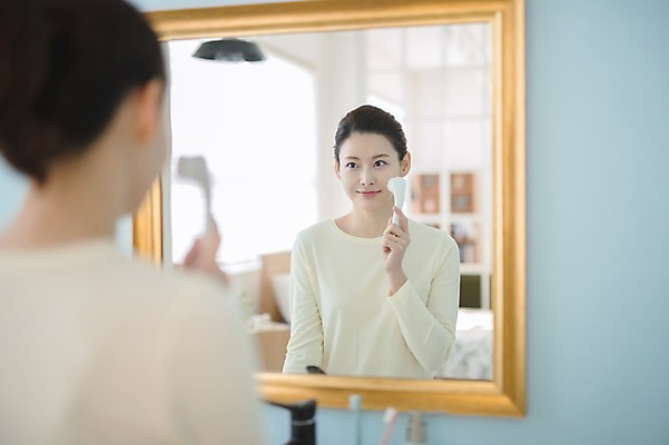 포토 JPG 우먼라이프 여자 실내 한명 서기 미소 상반신 성인 뒷모습 30대 뷰티 거울 한국인 욕실 순수 닦기 모공 성인여자한명만 모공브러쉬 국내포토 1 라이프스타일 뷰포인트 컨셉 모션 표정 사람 동양인 내부 장년 세안용품 여자한명만 성인여자만 파일형식