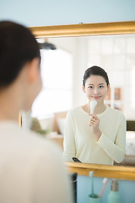 포토 JPG 우먼라이프 응시 여자 실내 한명 서기 미소 상반신 성인 뒷모습 30대 뷰티 거울 한국인 욕실 순수 닦기 모공 성인여자한명만 모공브러쉬 국내포토 1 라이프스타일 시선 뷰포인트 컨셉 모션 표정 사람 동양인 내부 장년 세안용품 여자한명만 성인여자만 파일형식