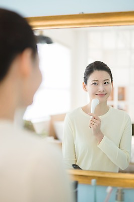 포토 JPG 우먼라이프 여자 실내 한명 서기 미소 상반신 성인 뒷모습 30대 뷰티 거울 한국인 욕실 순수 닦기 모공 성인여자한명만 모공브러쉬 국내포토 1 라이프스타일 뷰포인트 컨셉 모션 표정 사람 동양인 내부 장년 세안용품 여자한명만 성인여자만 파일형식