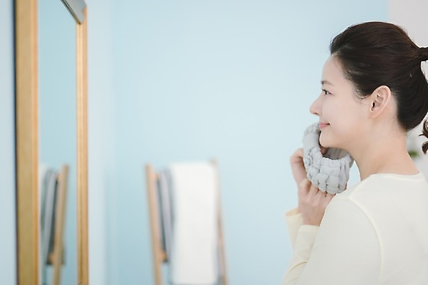 포토 JPG 우먼라이프 응시 여자 실내 한명 서기 들기 상반신 성인 옆모습 30대 뷰티 거울 한국인 욕실 순수 성인여자한명만 국내포토 1 라이프스타일 시선 뷰포인트 컨셉 모션 사람 동양인 내부 장년 여자한명만 성인여자만 파일형식