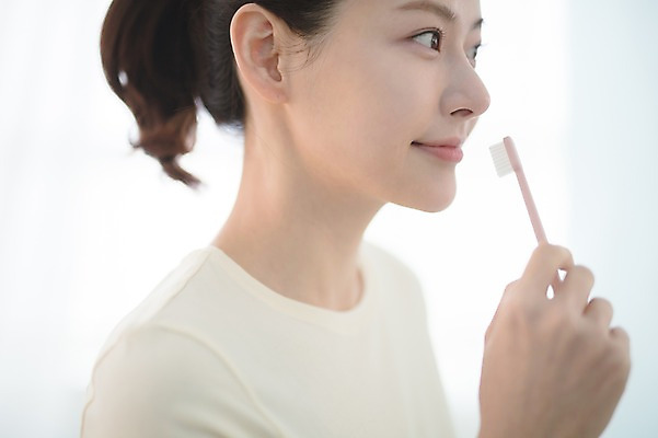 포토 JPG 우먼라이프 응시 여자 실내 한명 서기 미소 상반신 성인 옆모습 30대 뷰티 한국인 욕실 양치 칫솔 순수 성인여자한명만 국내포토 1 라이프스타일 시선 뷰포인트 컨셉 모션 표정 사람 동양인 내부 장년 위생용품 청결 여자한명만 성인여자만 파일형식