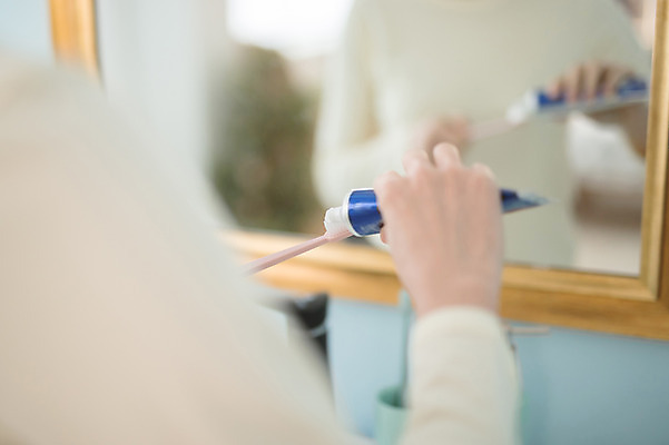 포토 JPG 우먼라이프 손 여자 실내 한명 서기 성인 신체부위 30대 뷰티 거울 한국인 칫솔 순수 치약 성인여자한명만 국내포토 1 라이프스타일 컨셉 모션 사람 동양인 내부 장년 위생용품 여자한명만 성인여자만 파일형식