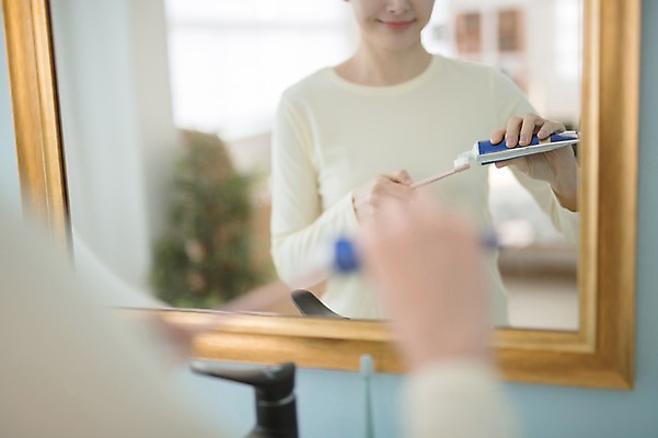 포토 JPG 우먼라이프 여자 실내 한명 서기 상반신 성인 뒷모습 아웃포커스 30대 뷰티 거울 한국인 욕실 칫솔 순수 치약 성인여자한명만 국내포토 1 라이프스타일 뷰포인트 컨셉 모션 촬영기법 사람 동양인 내부 장년 위생용품 여자한명만 성인여자만 파일형식
