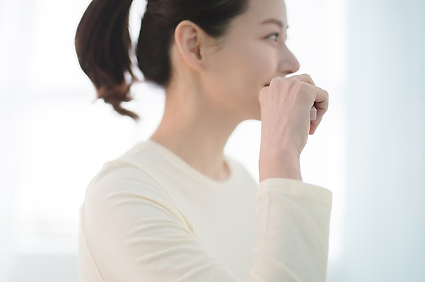 포토 JPG 우먼라이프 여자 실내 한명 서기 상반신 성인 옆모습 30대 뷰티 한국인 욕실 양치 칫솔 순수 성인여자한명만 국내포토 1 라이프스타일 뷰포인트 컨셉 모션 사람 동양인 내부 장년 위생용품 청결 여자한명만 성인여자만 파일형식