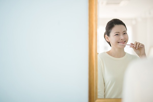 포토 JPG 우먼라이프 여자 실내 한명 서기 미소 상반신 성인 앞모습 30대 뷰티 거울 한국인 욕실 양치 칫솔 순수 성인여자한명만 국내포토 1 라이프스타일 뷰포인트 컨셉 모션 표정 사람 동양인 내부 장년 위생용품 청결 여자한명만 성인여자만 파일형식