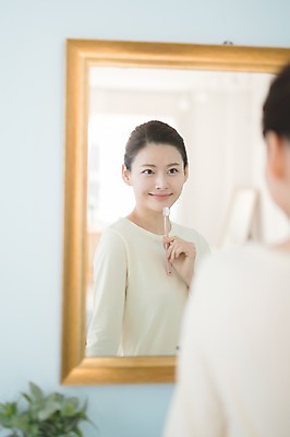 포토 JPG 우먼라이프 여자 실내 한명 서기 미소 상반신 성인 뒷모습 30대 뷰티 거울 한국인 욕실 칫솔 순수 성인여자한명만 국내포토 1 라이프스타일 뷰포인트 컨셉 모션 표정 사람 동양인 내부 장년 위생용품 여자한명만 성인여자만 파일형식