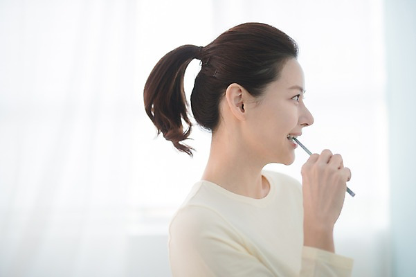 포토 JPG 우먼라이프 여자 실내 한명 서기 상반신 성인 옆모습 30대 뷰티 한국인 욕실 양치 칫솔 순수 성인여자한명만 국내포토 1 라이프스타일 뷰포인트 컨셉 모션 사람 동양인 내부 장년 위생용품 청결 여자한명만 성인여자만 파일형식