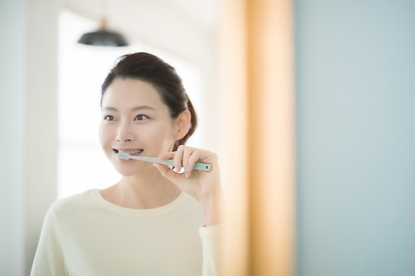 포토 JPG 우먼라이프 여자 실내 한명 서기 상반신 성인 앞모습 30대 뷰티 거울 한국인 욕실 양치 칫솔 순수 성인여자한명만 국내포토 1 라이프스타일 뷰포인트 컨셉 모션 사람 동양인 내부 장년 위생용품 청결 여자한명만 성인여자만 파일형식