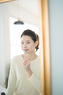 포토 JPG 우먼라이프 여자 실내 한명 서기 미소 상반신 성인 앞모습 30대 뷰티 거울 한국인 욕실 양치 칫솔 순수 성인여자한명만 국내포토 1 라이프스타일 뷰포인트 컨셉 모션 표정 사람 동양인 내부 장년 위생용품 청결 여자한명만 성인여자만 파일형식