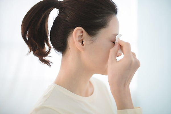 포토 JPG 우먼라이프 여자 실내 한명 서기 상반신 성인 옆모습 30대 뷰티 한국인 욕실 순수 닦기 클렌징 화장솜 성인여자한명만 국내포토 1 라이프스타일 뷰포인트 컨셉 모션 사람 동양인 내부 장년 청결 화장용품 여자한명만 성인여자만 파일형식