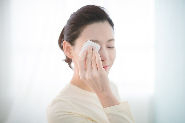 포토 JPG 우먼라이프 여자 실내 한명 서기 상반신 성인 앞모습 30대 뷰티 눈감음 한국인 욕실 순수 닦기 클렌징 화장솜 성인여자한명만 국내포토 1 라이프스타일 뷰포인트 컨셉 모션 사람 동양인 내부 장년 청결 화장용품 여자한명만 성인여자만 파일형식